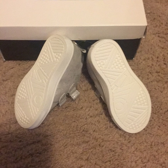 NWT Grey flower gym shoe Never used - Picture 4 of 8